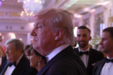 Cựu Tổng thống Donald Trump chào đón mọi người khi ông đến dự một sự kiện Năm Mới tại dinh thự Mar-a-Lago của ông ở Palm Beach, Florida, hôm 31/12/2022. (Ảnh: Joe Raedle/Getty Images/TNS)