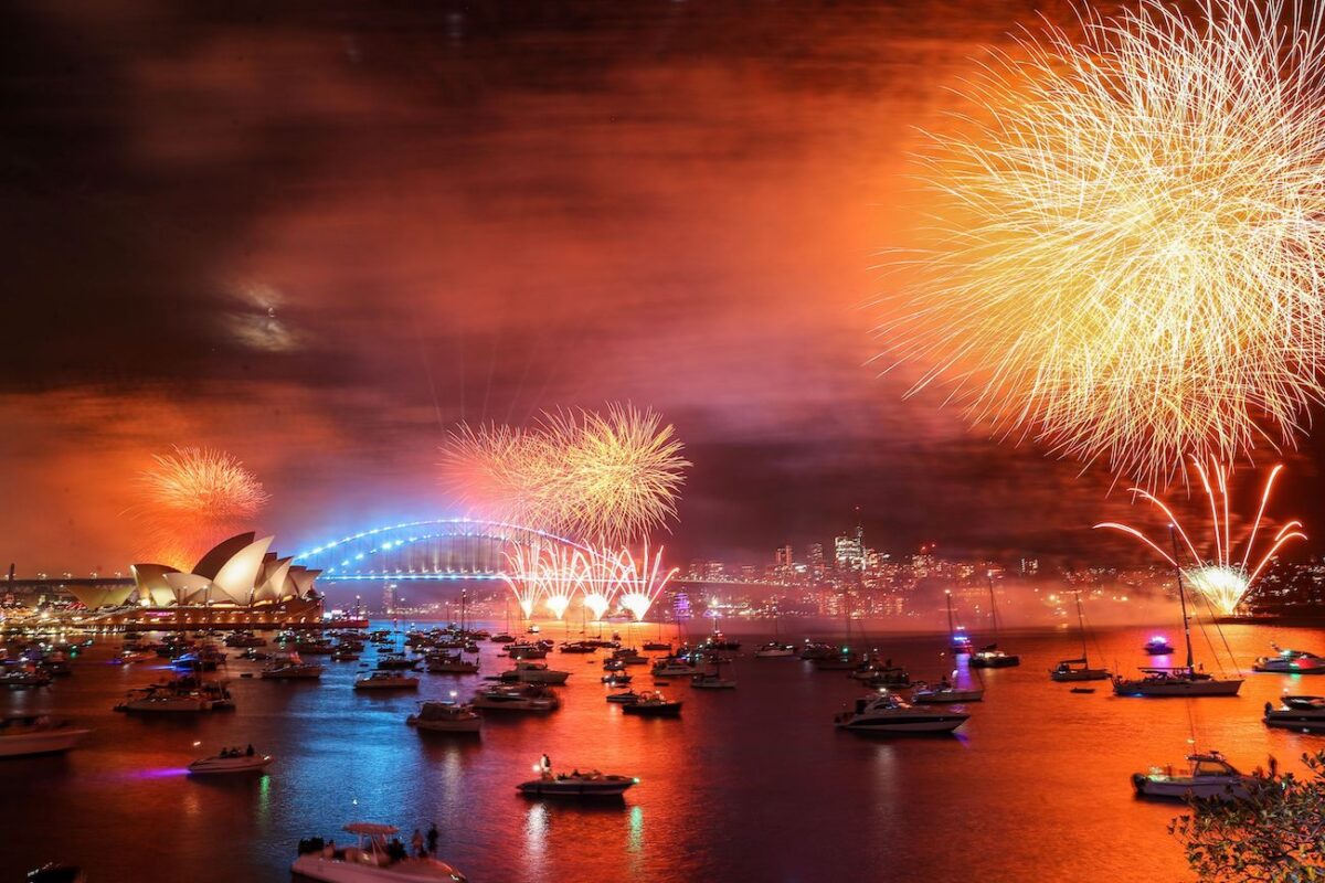Pháo hoa thắp sáng bầu trời Cầu Cảng Sydney trong lễ đón Giao Thừa ở Sydney, Úc, hôm 01/01/2023. (Ảnh: Roni Bintang/Getty Images)