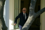Tổng thống Joe Biden đi bộ tới Oval Office của Tòa Bạch Ốc ở Hoa Thịnh Đốn hôm 16/01/2023. (Ảnh: Andrew Caballero-Reynolds/AVP via Getty Images)