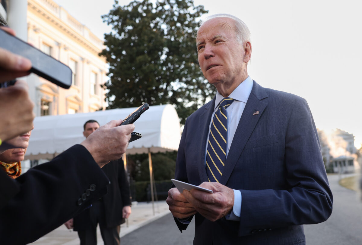 Tổng thống Joe Biden nói chuyện với các phóng viên ở Hoa Thịnh Đốn hôm 11/01/2023. (Ảnh: Kevin Dietsch/Getty Images)