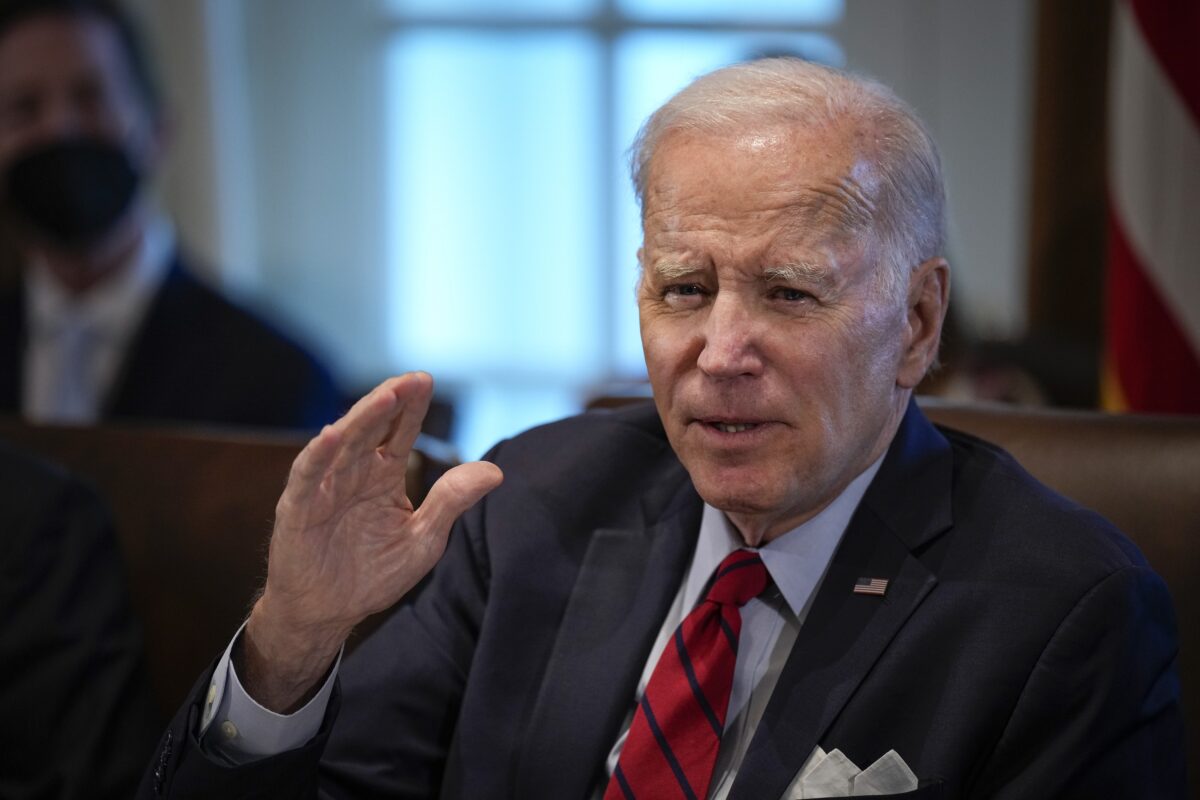 Tổng thống Joe Biden trình bày trong một cuộc họp Nội các tại Tòa Bạch Ốc hôm 05/01/2023. (Ảnh: Drew Angerer/Getty Images)