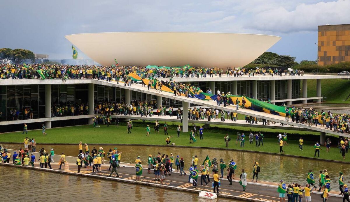 Người biểu tình tràn vào Quốc hội ở Brasilia hôm 08/01/2023. (Ảnh: Sergio Lima/AFP via Getty Images)