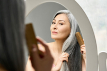 Bức ảnh một người phụ nữ chải tóc. (insta_photos/Shutterstock)