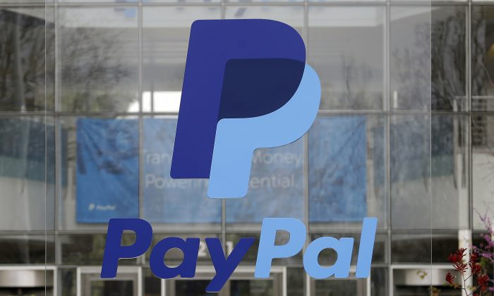 Biển hiệu bên ngoài trụ sở PayPal tại San Jose, California. (Ảnh: Jeff Chiu/AP Photo)