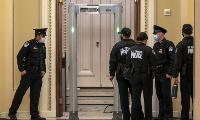Hạ viện do GOP lãnh đạo dỡ bỏ các máy dò kim loại được lắp đặt ở Điện Capitol sau vụ xâm phạm ngày 06/01