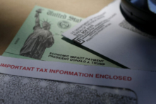 Một tấm chi phiếu kích cầu do IRS phát hành được nhìn thấy ở San Antonio, Texas, vào ngày 23/04/2020. (Ảnh: Eric Gay/AP Photo)