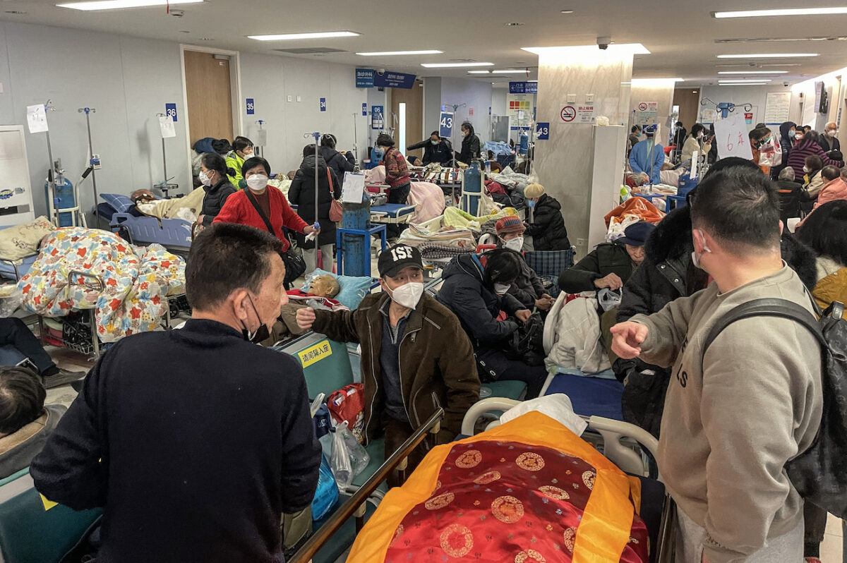 Các bệnh nhân đang nằm trên băng ca tại bệnh viện Đồng Nhân ở Thượng Hải hôm 03/01/2023. (Ảnh: Hector Retamal/AFP qua Getty Images)