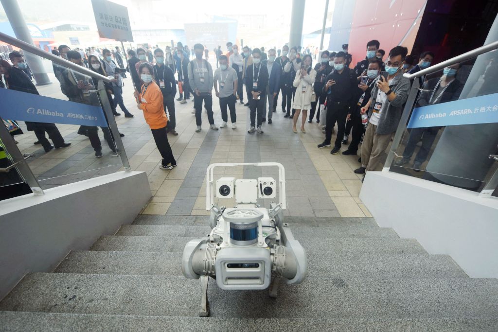 Mọi người xem một chú chó robot tại Hội nghị Apsara, một hội nghị về điện toán đám mây và trí tuệ nhân tạo (AI) ở Hàng Châu, tỉnh Chiết Giang phía đông Trung Quốc, hôm 03/11/2022. (Ảnh: STR/AFP qua Getty Images)