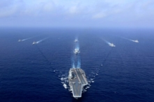 Trong ảnh tư liệu này, hàng không mẫu hạm Liêu Ninh (giữa) của Trung Quốc đang di chuyển trong một cuộc tập trận trên biển vào ngày 18/04/2018. (Ảnh: AFP qua Getty Images)