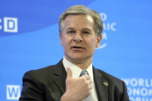 Giám đốc FBI Christopher Wray trình bày tại cuộc họp thường niên của Diễn đàn Kinh tế Thế giới ở Davos, Thụy Sĩ, hôm 19/01/2023. (Ảnh: Markus Schreiber/AP Photo)