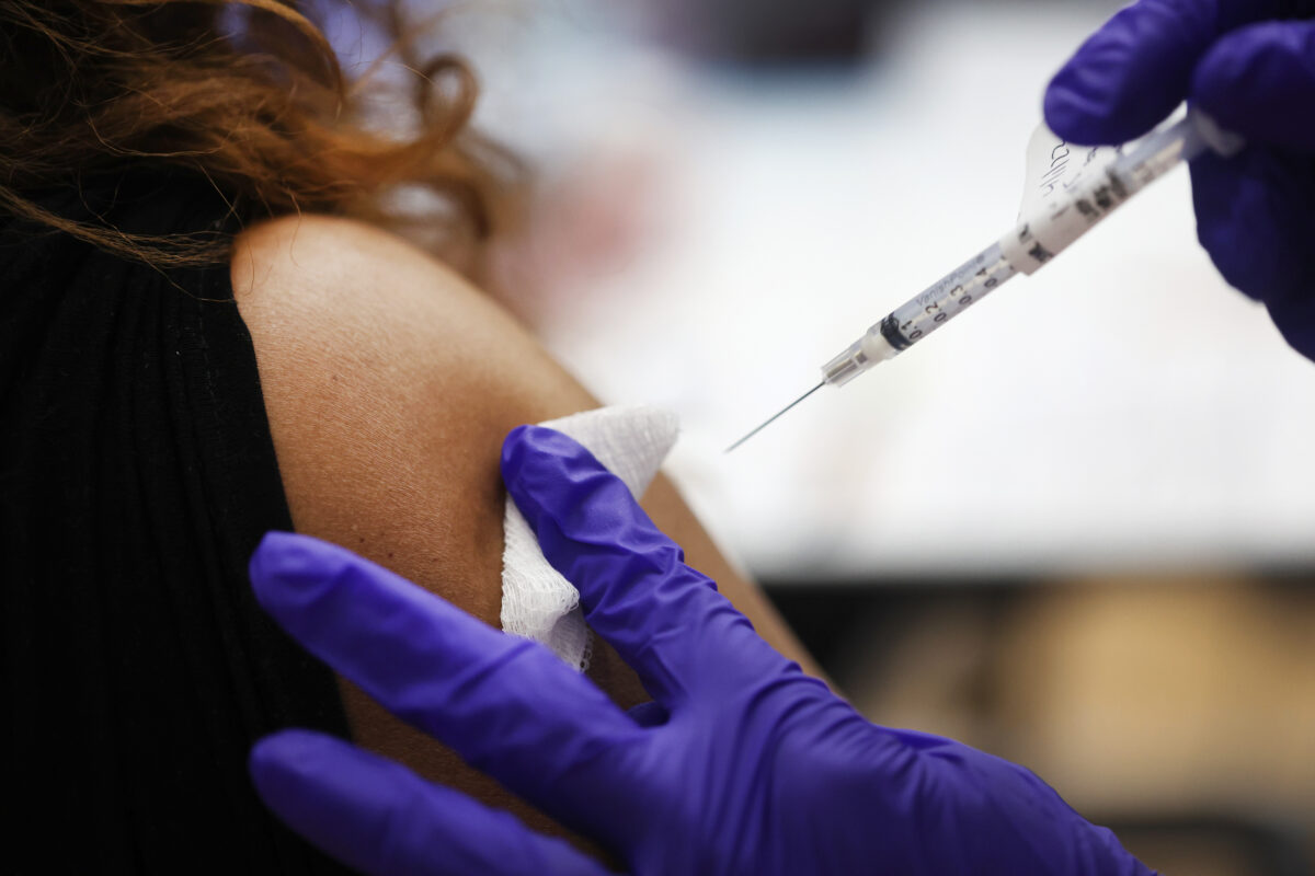 Một y tá chích một mũi nhắc lại vaccine COVID-19 cho một người tại một bệnh viện ở Hines, Illinois, hôm 01/04/2022. (Ảnh: Scott Olson/Getty Images)