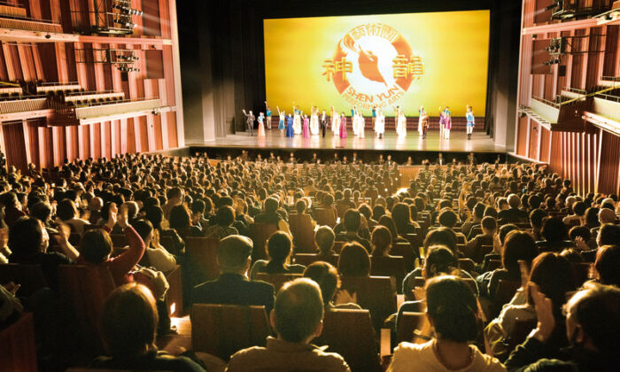 Công ty Nghệ thuật Biểu diễn Shen Yun Thế giới chào khán giả trước khi hạ màn tại Trung tâm Nghệ thuật Biểu diễn Hyogo ở Nishinomiya, Nhật Bản, vào tối 08/01/2023. (Ảnh: Annie Gong/The Epoch Times)