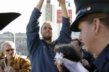 Ông David DePape, ở giữa, được ghi hình ở San Francisco vào ngày 19/12/2013. (Ảnh: Eric Risberg/AP Photo)