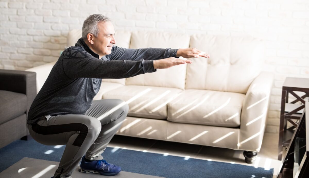 Squats là một bài tập rèn luyện sức mạnh có thể kết hợp vào thói quen tập thể dục để ngăn ngừa chấn thương, tăng khả năng vận động, và nâng cao tinh thần thể thao. (Ảnh: antoniodiaz/Shutterstock)