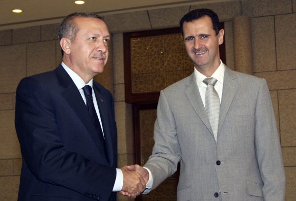 Tổng thống Syria Bashar Assad (phải) bắt tay với Thủ tướng Thổ Nhĩ Kỳ đương thời ông Recep Tayyip Erdogan, tại dinh tổng thống al-Shaab ở Damascus, Syria, trong bức ảnh tư liệu năm 2010 này. (Ảnh: Bassem Tellawi/AP Photo)