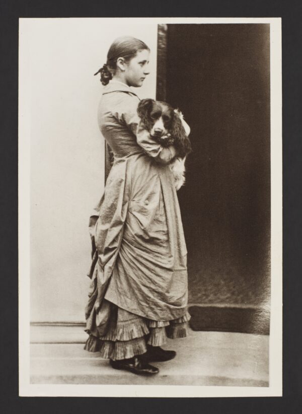 Hình ảnh bà Beatrix Potter năm 15 tuổi cùng chú chó Spot, vào khoảng năm 1880–1881, ảnh do ông Rupert Potter chụp. In trên giấy. Di sản của bà Linder, Bảo tàng Victoria và Albert, London. (Ảnh: Bảo tàng Victoria và Albert, London)