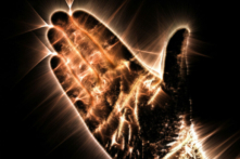 Kỹ thuật Kirlian chụp ảnh vầng hào quang cho thấy bàn tay của con người đang phát sáng. (MP_Foto/Shutterstock)