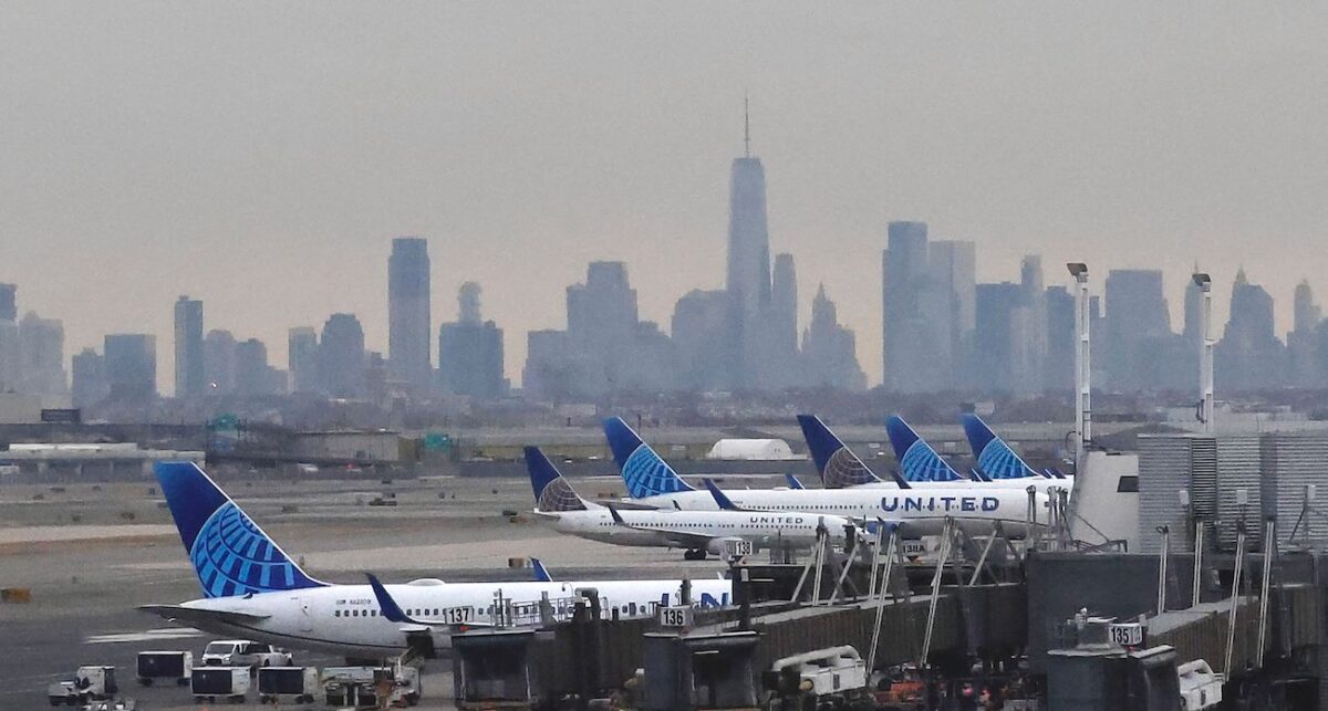 Một chiếc phi cơ của United Airlines tại Phi trường Quốc tế Newark, ở Newark, New Jersey, hôm 11/01/2023. (Ảnh: Kena Betancur/AFP qua Getty Images)