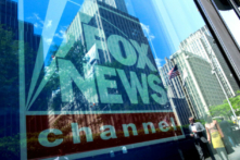 Một biển hiệu của kênh Fox News được nhìn thấy tại tòa nhà News Corporation ở quận Manhattan của New York, vào ngày 15/06/2018. (Ảnh: Eduardo Munoz/Reuters)