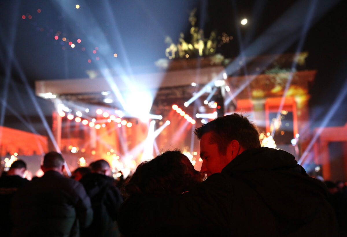 Hàng trăm du khách và người dân tham dự màn trình diễn nước và laser để chào mừng Năm Mới 2023 trên quảng trường chính ở thành phố Graz, Áo, hôm 31/12/2022. (Ảnh: Erwin Scheriau/APA/AFP qua Getty Images)