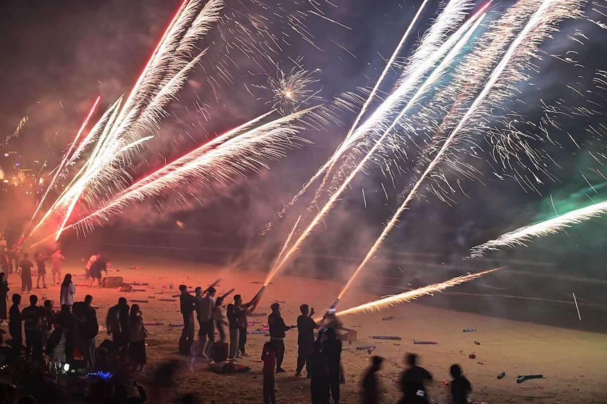 Người dân đón mừng Năm Mới bằng pháo hoa trên một bãi biển ở Hậu Hải, Tam Á thuộc tỉnh Hải Nam phía nam Trung Quốc hôm 01/01/2023. (Ảnh: Hector Rectamal/AFP qua Getty Images)