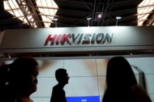 Mọi người ghé thăm một gian hàng của Hikvision tại triển lãm an ninh ở Thượng Hải, Trung Quốc, vào ngày 24/05/2019. (Ảnh: Aly Song/Reuters)