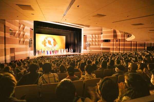 Công ty Nghệ thuật Biểu diễn Shen Yun Thế giới chào khán giả trước khi hạ màn tại Nhà hát Hiroshima Bunka Gakuen HBG ở Hiroshima, Nhật Bản, vào hôm 03/01/2023. (Ảnh:Annie Gong/The Epoch Times)