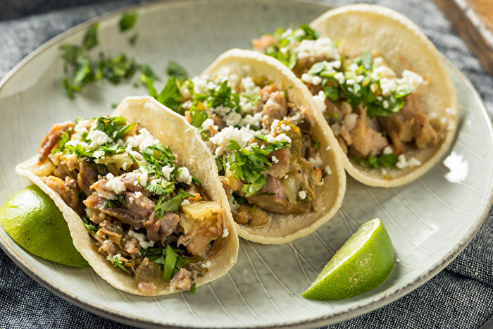 Thịt heo hầm Mexico (carnitas) được kẹp giữa bánh ngô, thân thể con heo tròn trịa, đầy đặn tượng trưng cho hầu bao đầy ắp. (Ảnh: Shutterstock)