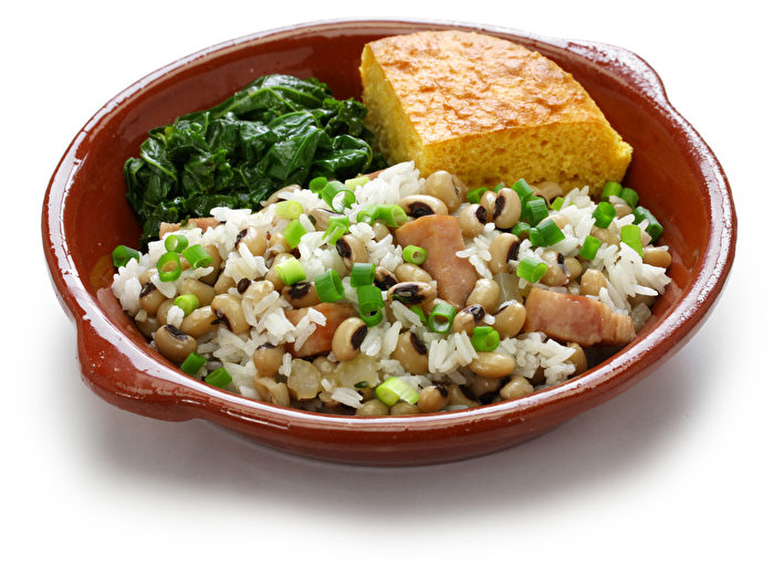 Truyền thống ẩm thực đón năm mới ở miền Nam Mỹ quốc: cơm với đậu mắt đen, bánh mì ngô và cải xoăn. (Ảnh: Shutterstock)