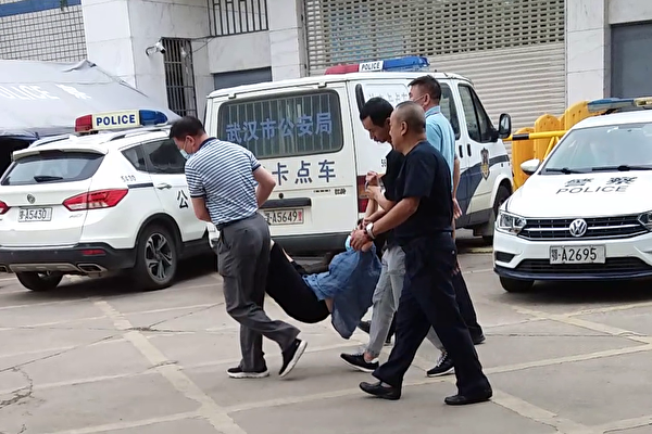 Vào ngày 29/09/2021, cô Chu Ái Lâm, một học viên Pháp Luân Công ở Vũ Hán, đã bị cảnh sát an ninh quốc gia bắt cóc và đưa đến Lớp tẩy não. (Ảnh: Minh Huệ Net)