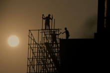 Hình ảnh công nhân đang làm việc trên giàn giáo tại một công trường xây dựng ở Bắc Kinh, hôm 09/12/2022. (Ảnh: Noel Celis/AFP qua Getty Images)