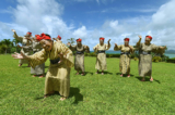 Một đoàn ca múa gồm các phụ nữ lớn tuổi trên đảo Kohama, Okinawa, Nhật Bản. Họ mặc trang phục truyền thống địa phương và biểu diễn trong một khu vườn thảo dược trên đảo Kohama, tỉnh Okinawa vào ngày 22/06/2015. (Ảnh: Toru Yamanaka/AFP)