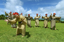 Một đoàn ca múa gồm các phụ nữ lớn tuổi trên đảo Kohama, Okinawa, Nhật Bản. Họ mặc trang phục truyền thống địa phương và biểu diễn trong một khu vườn thảo dược trên đảo Kohama, tỉnh Okinawa vào ngày 22/06/2015. (Ảnh: Toru Yamanaka/AFP)