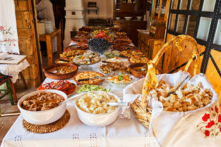 Một bữa ăn truyền thống của người Serbia gồm có thịt, rau, bánh mì, pho mát, bánh ngọt v.v. (Ảnh: Shutterstock)
