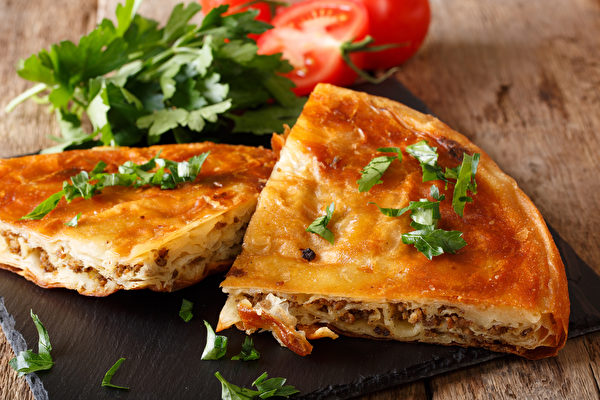 Burek là một loại bánh làm từ vỏ bánh Phyllo. (Ảnh: Shutterstock)