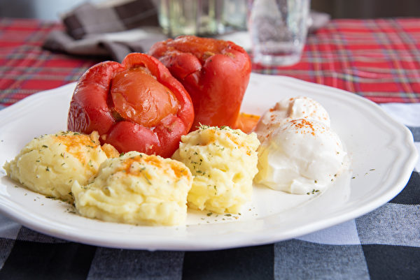 Ớt nhồi Punjene Paprike cũng là một món ăn thường thấy ở Serbia. (Ảnh: Shutterstock)