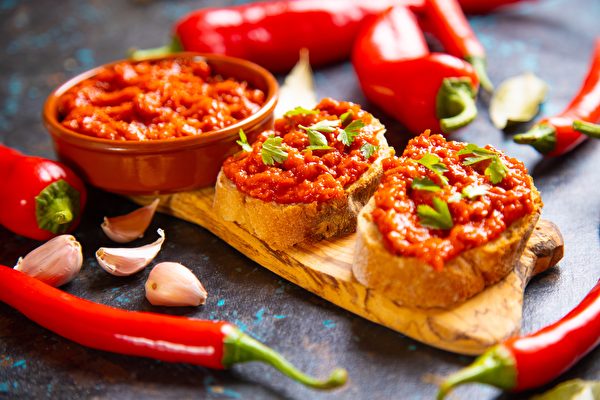 Ajvar là một loại sốt nổi tiếng của Serbia được làm chủ yếu từ ớt chuông đỏ, đôi khi còn cho thêm cà tím. (Ảnh: Shutterstock)