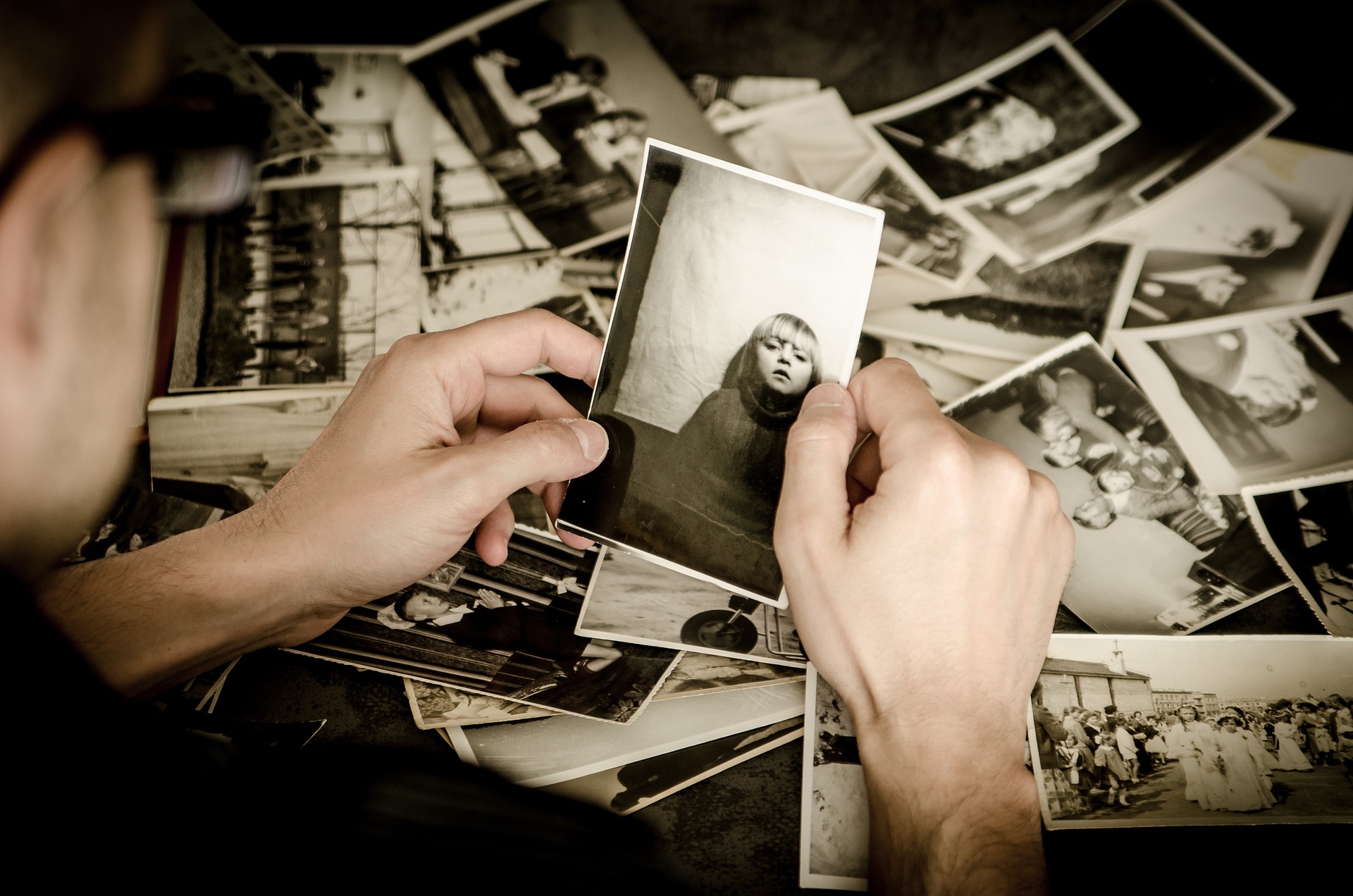 Xem các bức ảnh cũ về những khoảng thời gian tươi đẹp cũng là một cách để tự chăm sóc bản thân. (Ảnh: Pixabay)