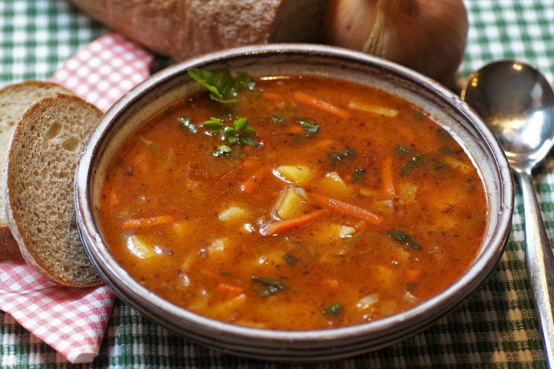 Món thịt hầm Hungary (goulash) chủ yếu làm từ thịt và rau. (Ảnh: Pixabay)