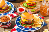 Các món ăn mang tính biểu tượng của mỗi tiểu bang trên khắp Mỹ quốc rất đa dạng… Để tìm hiểu về Hoa Kỳ, bạn nên bắt đầu bằng việc nếm thử các món ăn địa phương! (Ảnh: Shutterstock)