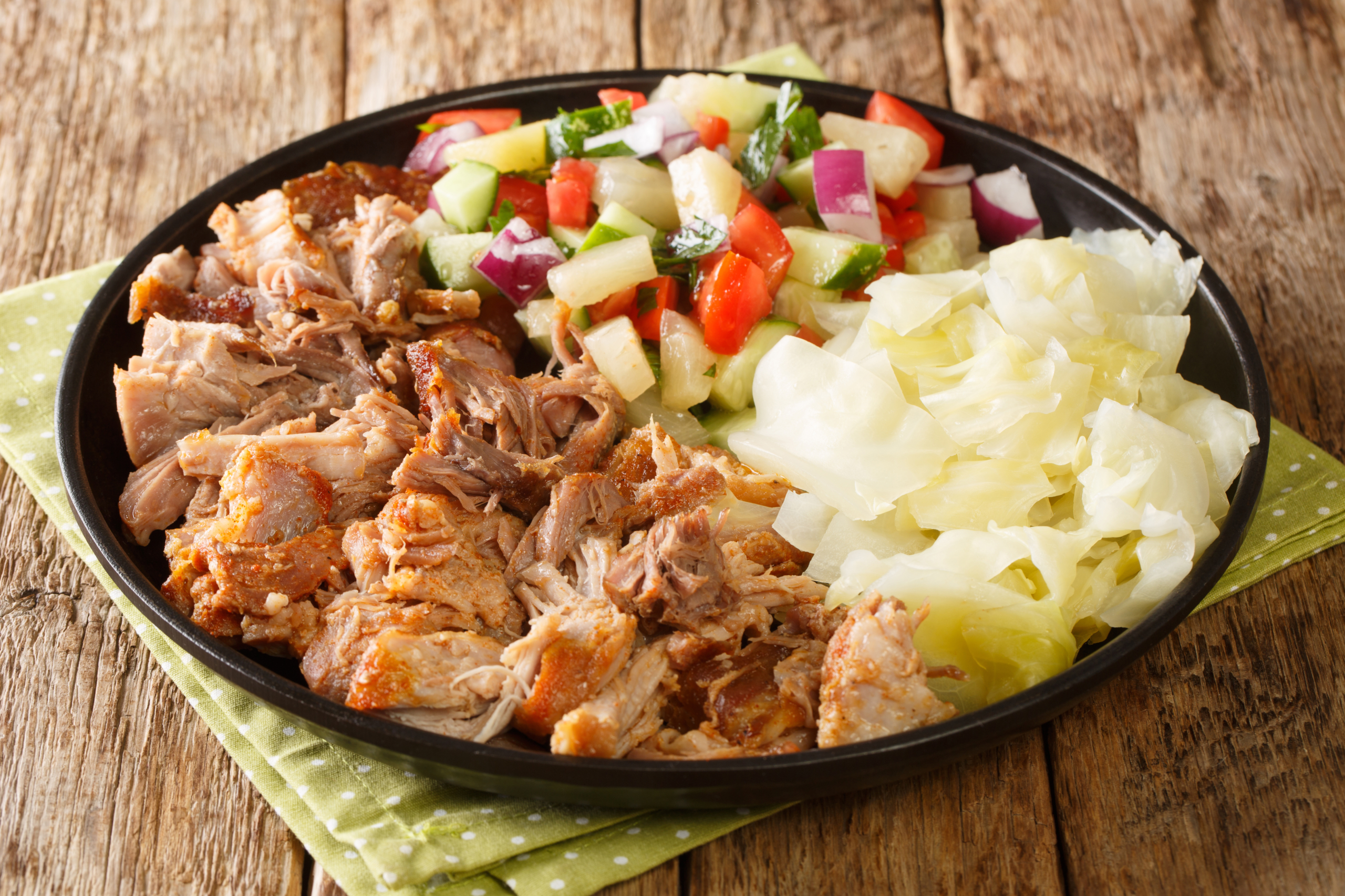 Thịt heo Kalua ăn kèm với salad. (Shutterstock)