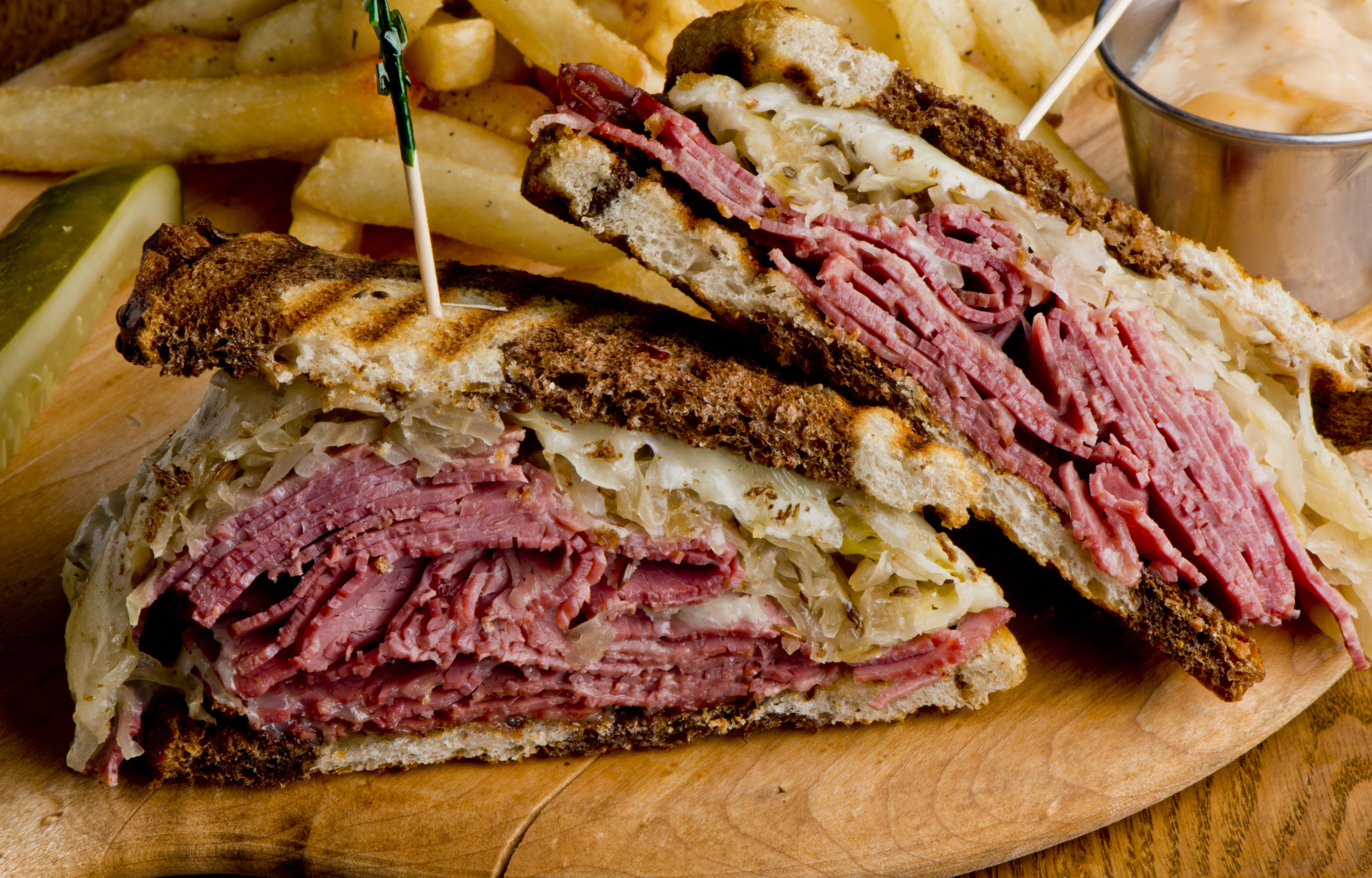 Bánh sandwich Reuben cổ điển kiểu Mỹ. (Ảnh: Shutterstock)