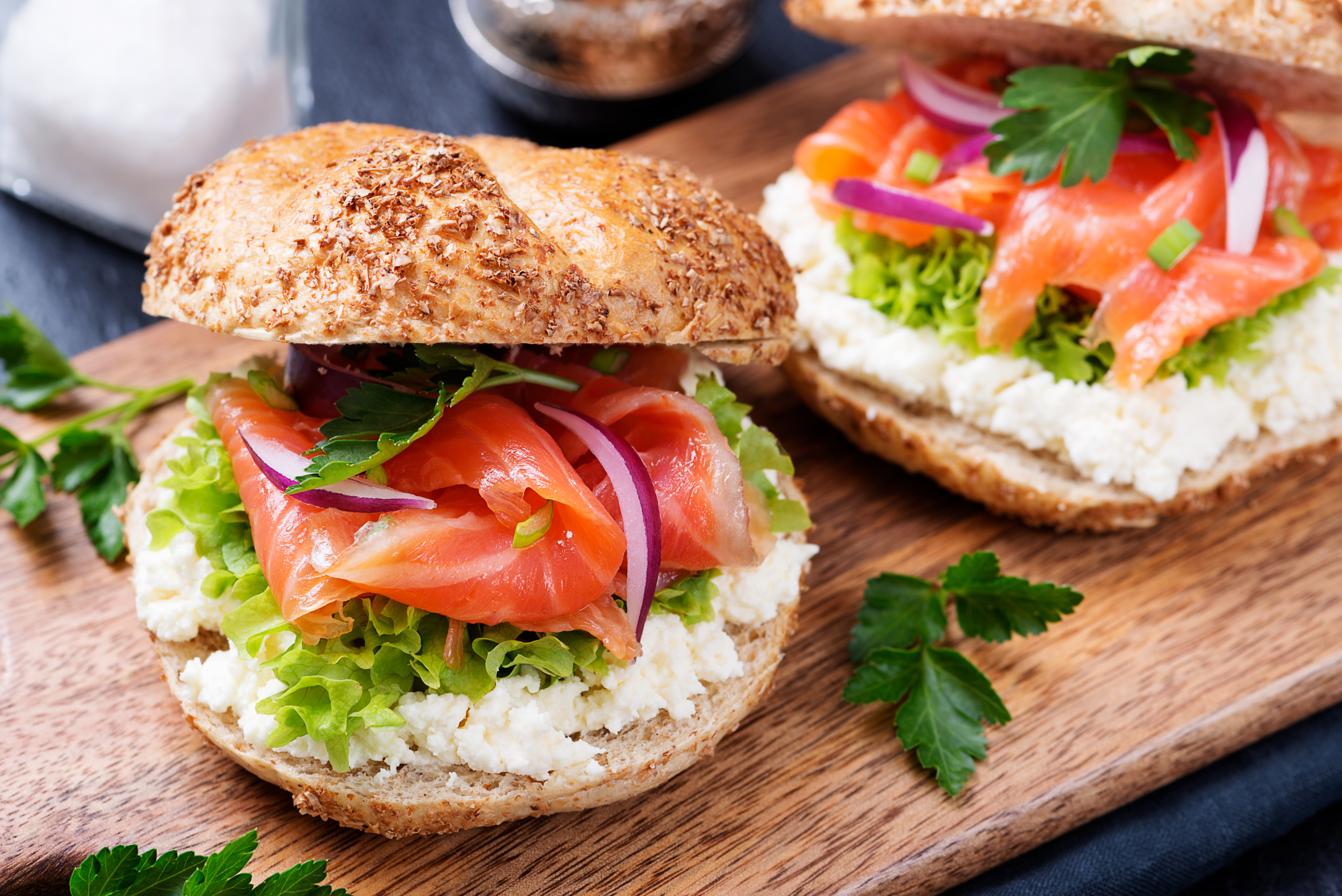 Sandwich cá hồi xông khói. (Ảnh: Shutterstock)