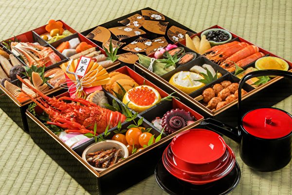 Trong thời gian đón năm mới của người Nhật Bản, ăn món Osechi (món ăn nguội ngày Tết). Hiện nay phổ biến nhất là món Osechi được đựng trong 3 hộp. (Ảnh: Epoch Times)