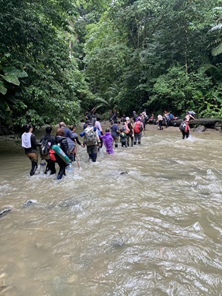 Những người di cư lội qua một con sông trong rừng rậm Panama. (Ảnh: Đăng dưới sự cho phép của anh Tiểu Tôn)