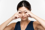 Xoa bóp châm cứu tại bốn huyệt vị có thể cải thiện bốn loại quầng thâm dưới mắt. (Shutterstock)