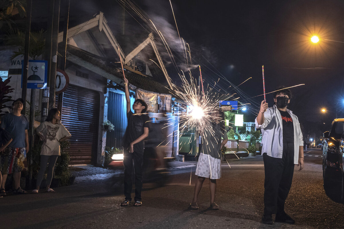 Mọi người đốt pháo hoa trong lễ đón Giao Thừa ở Yogyakarta, Indonesia, hôm 31/12/2022. (Ảnh: Ulet Ifansasti/Getty Images)