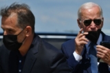 Tổng thống Joe Biden, bên phải, cùng con trai ông, ông Hunter Biden, bước đến một chiếc xe sau khi xuống Không Lực Một khi đến Căn cứ Liên hợp Andrews ở Maryland vào hôm 16/08/2022. (Ảnh: Nicholas Kamm/AFP qua Getty Images)