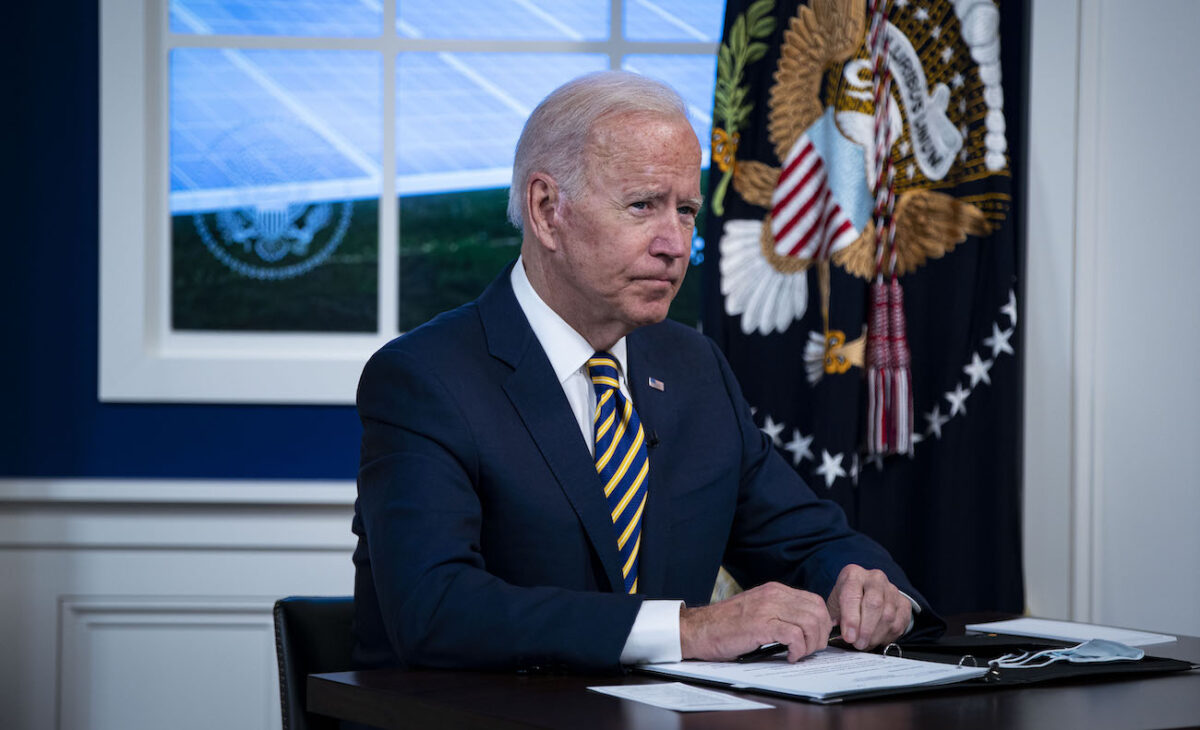 Tổng thống Joe Biden tham gia một cuộc gọi hội nghị với Diễn đàn Các nền kinh tế Lớn về Năng lượng và Khí hậu tại Thính phòng Tòa án phía Nam trong Tòa nhà Văn phòng Điều hành Eisenhower ở Hoa Thịnh Đốn hôm 17/09/2021. (Ảnh: Al Drago/Getty Images)