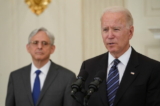 Tổng chưởng lý Merrick Garland dõi theo khi Tổng thống Joe Biden nói về phòng chống tội phạm tại Tòa Bạch Ốc ở Hoa Thịnh Đốn, vào ngày 23/06/2021. (Ảnh: Mandel Ngan/AFP qua Getty Images)